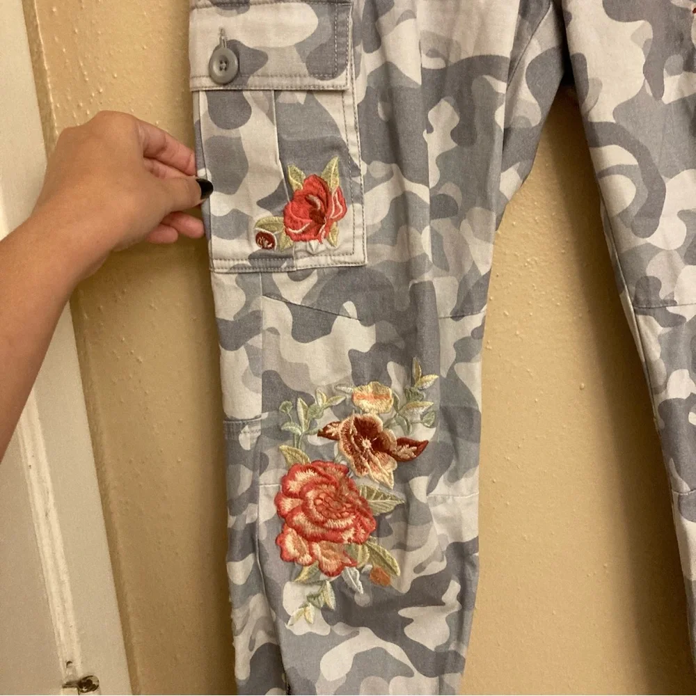 Sundance Gray Camouflage Pants with Floral Detail - Picture 4 of 11